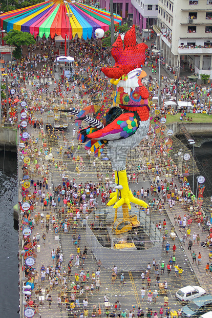 朋友们庆祝人葡萄牙黎明公鸡中的GalodaMadrugada是来自巴西累腓的狂欢节街区该由EneiasFreireGalos于1图片