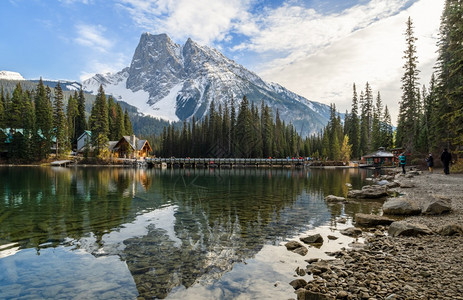 支撑丰富多彩的在不列颠哥伦比亚省Yoho公园Canada不列颠哥伦比亚省的落基山脉反射中对翡翠湖全景绿色图片