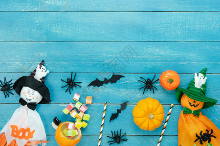 橙在蓝木空间上盛装南瓜娃和糖果用于创作设计的基本物件校对PortnoyFlatfulunitesbreatycondition装图片