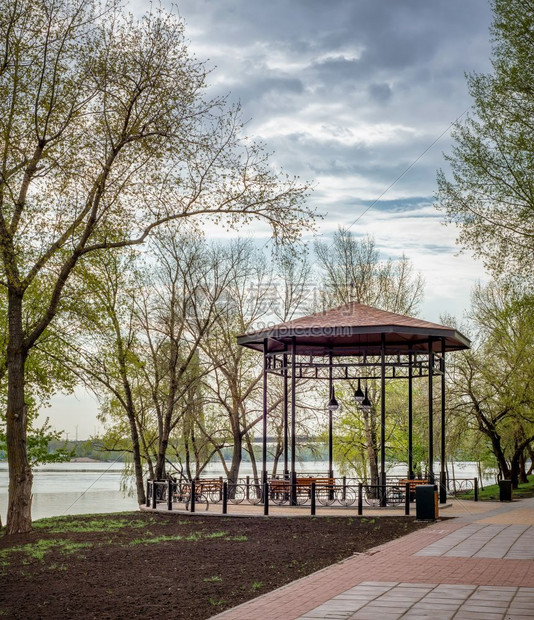 早晨结构体春天清在乌克兰基辅Naltaka公园Dnieper河附近的Dnieper河边的Gazebo带木板长椅的Gazebo城市图片