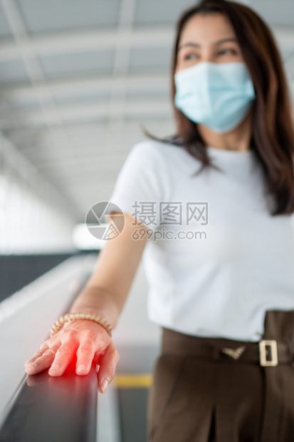 健康独自的一名年轻妇女身着抗冠状COVID19传染病爆发防护医疗面具但用手扶着可能有和细菌的手力生殖器外形她被蒙在医疗面罩上以进图片
