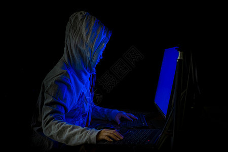 女黑客闯入数据服务器在其藏身处感染系统有深蓝色的氛围女士戴上双轨码背景笔记本电脑马拉威概念Malware黑暗的一种休息图片