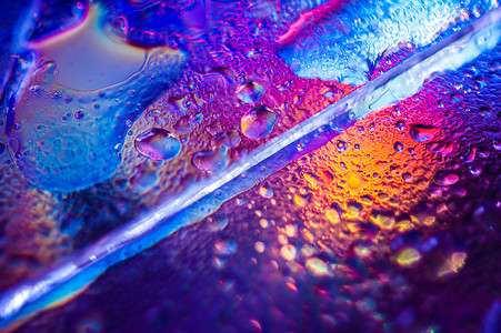 蒸汽波真实的液体809年代风格的抽象时尚全息背景碎玻璃或冰块的真实纹理和明亮的酸色水滴SynthwaveVaporwaveweb图片