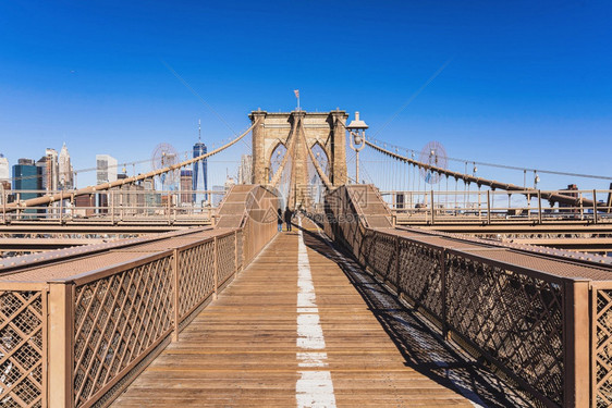 电缆商业疏远布鲁克林桥当斯普鲁西旅游者在科罗纳或共食19爆发情况纽约市美国或利坚合众著名的地标旅行和游概念的日间布魯克林桥图片