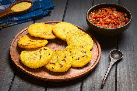 圆形的土豆木菜盘包括哥伦比亚猪酱番茄和在阿雷帕后边煮的洋葱由黄或白玉米饭制成传统上在哥伦比亚和委内瑞拉选择焦点组织Colombi图片