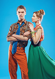 反主流文化时髦的年轻夫妇穿着彩色的旧时装穿着针刺风格的鲜艳旧时装他们也可以代表1940年末至19初苏联存在的一个青年反文化Sti图片