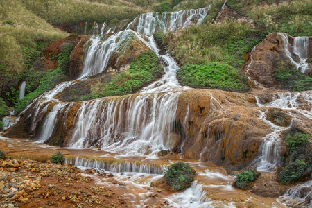 旅行山上铜的流水瀑布色长期于场景夏天图片