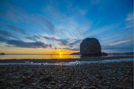 旅游云天空沙滩和热带海图片