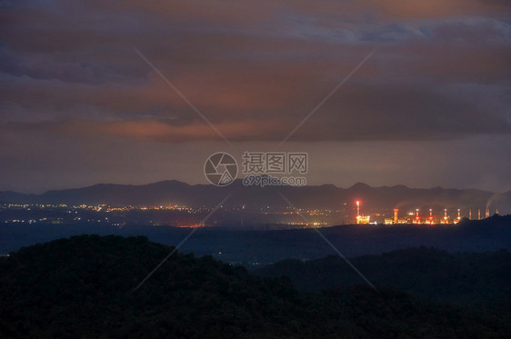 对紫光燃煤发电厂的空中观测在煤电厂上方由蒸汽引发闪电和烟雾以柔软焦点空中观察暮光燃煤发电厂美丽的危险引起图片