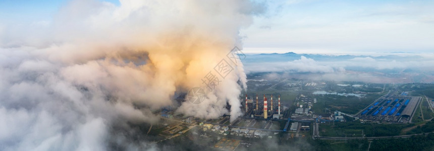 建造该机器正在大片地区对煤炭发电厂进行全景的空中观测它正在努力发电大量蒸汽随着泰国Lampang省的云层向空气中冒出大量的蒸汽该图片