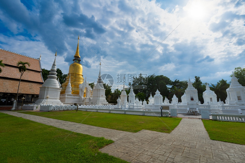 宗教的文化绿色WatSuanDok是日落天空的佛教寺庙主要在泰国北部清迈旅游胜地的公共场所旅游景点东南亚旅游景点图片