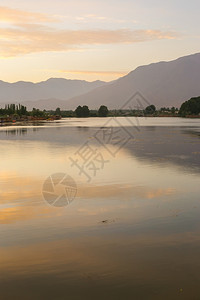 地平线池塘日出带山的湖图片