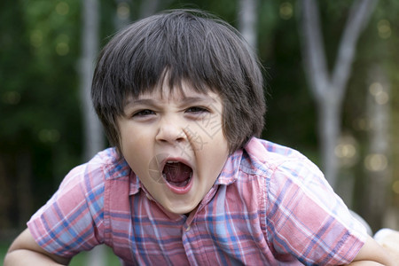 儿童在公园玩耍时过敏小孩有反射或干热来自灰尘泥儿童过敏和等疾病校对Portnoy流感一种图片