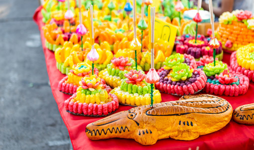 传统的12日橙由泰国式的多彩烤面包制成的克拉东在LoyKrathong节或泰国新年和河女神礼拜仪式上12月满是泰国著名的节日图片