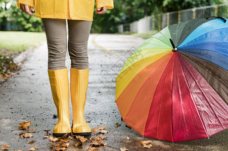 女人雨靴站立五颜六色的伞高分辨率照片女人雨靴站立五颜六色的雨伞高质量照片胶鞋街道乐趣图片