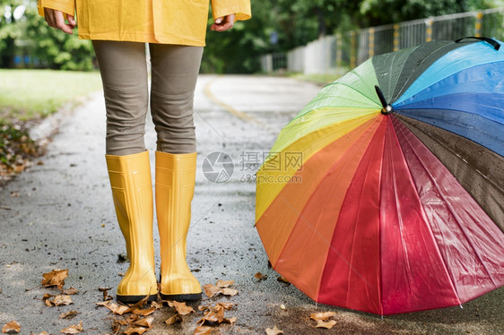 女人雨靴站立五颜六色的伞高分辨率照片女人雨靴站立五颜六色的雨伞高质量照片胶鞋街道乐趣图片