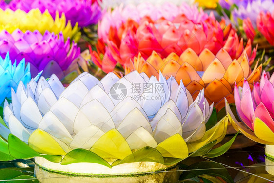 亚洲人水面上漂浮着泡沫制成的花朵用于LoyKrathong节或泰国新年河流女神礼拜仪式是公共场所满月十二是泰国著名的派对明亮图片