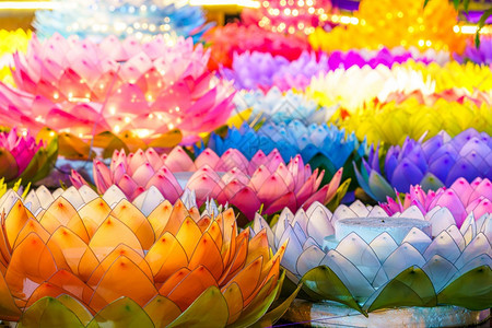 文化佛教或者水面上漂浮着泡沫制成的花朵用于LoyKrathong节或泰国新年河流女神礼拜仪式是公共场所满月十二是泰国著名的图片