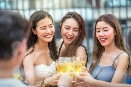 亚洲快乐女朋友团体庆祝和欢日落时在市中心酒店或夜总会的屋顶上与一杯红酒起庆祝和欢乐晚上周日或一年度的周派对概念鸡尾酒喝闲暇图片