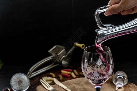酒厂浇注饮料平整的成份由从投瓶中倒红葡萄酒到玻璃传统酿酒和调概念自由文字空间选择焦点等混合成图片