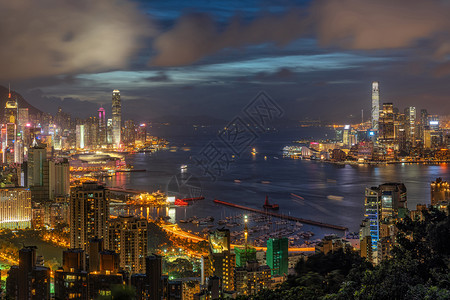 地标假期香港市风景摩天大楼在黄昏时香港中和九龙岛维多利亚山峰和港湾冒险旅行者登红烧香高峰会观光点旅游商业图片