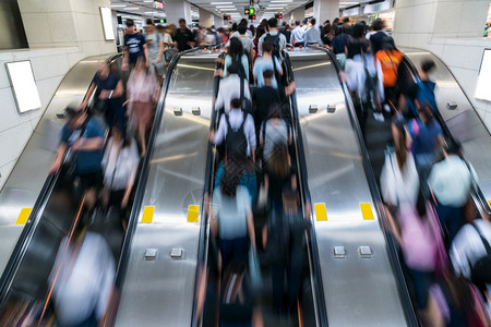 洪紧迫在央区香港地铁交通中心快速移动和商人概念工作之前清晨在高峰时钟的扶梯上行走然后乘地铁交通中心香港区快速移动和商业人员概念图片