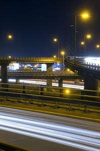 夜间高速公路交叉口的通气管十字路口黑暗的颜色图片