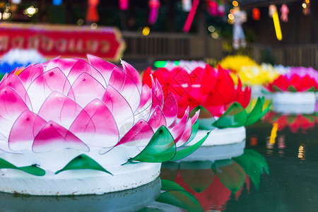 制作月亮水面上漂浮着泡沫制成的花朵用于LoyKratong节或泰国新年和河流女神礼拜仪式12月满是泰国著名的节日自然图片