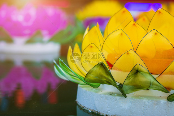 惊人的水面上漂浮着泡沫制成的花朵用于LoyKratong节或泰国新年和河流女神礼拜仪式12月满是泰国著名的节日为了公园图片