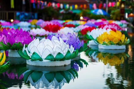 水面上漂浮着泡沫制成的花朵用于LoyKratong节或泰国新年和河流女神礼拜仪式12月满是泰国著名的节日水灯庆祝丰富多彩的图片