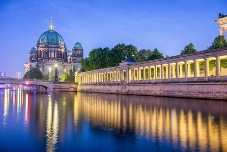 柏林大教堂晚上沿德国城市河发光的夏天城市图片
