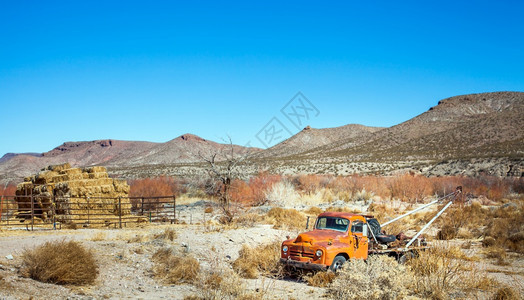 美国埃尔帕索德克萨斯州沙漠中的旧拖车范围笼山脉图片
