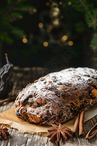 一种晒干瑞士圣诞梨饼BundnerBirnbrot或Pauncuncopada当地一盘配满了干梨水果和坚的餐菜茶图片