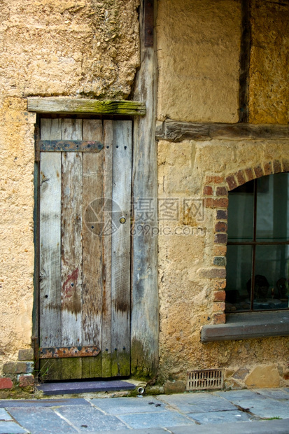 历史结构体锈天气恶劣的木制门房子一部分图片