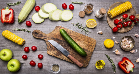 黄瓜胡椒西红柿树枝柠檬玉米锌苹果黄油香料和草药健康食品烹饪和素概念厨房横幅框架图片