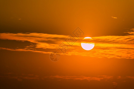 爬坡道明亮的热带太阳日落时间背景的金色天空橙日落图片