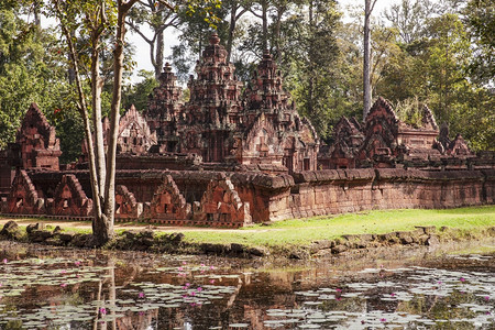 世纪班迭文明BanteaySrei寺庙是柬埔寨吴哥瓦地区最古老的寺庙之一从个池塘外观看保护良好的建筑是由一块红石制成的图片