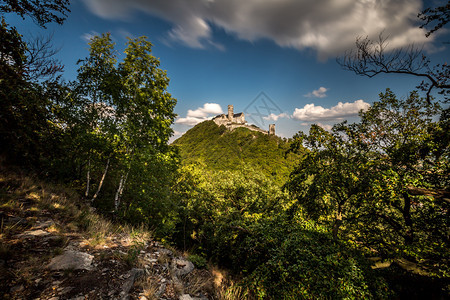 一种捷克土地的主导位VelkyBezdezHill与佩米塞尔奥塔卡二世建造的十三纪下半叶一个非凡皇家城堡的废墟景观建成图片