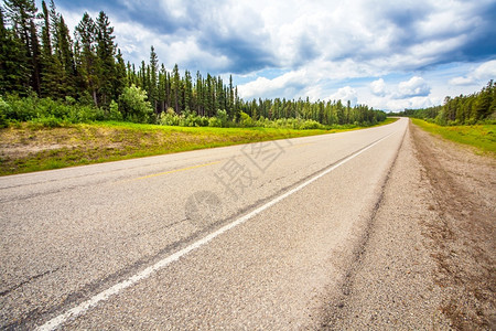 柏油景观多云的在GrandePrairie和Cache加拿大艾伯塔省之间的高速公路上图片