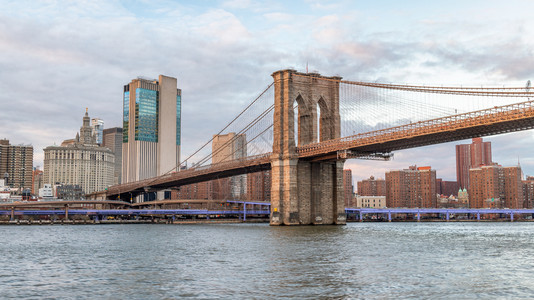 塔水纽约市日落时的布鲁克林桥风景名胜图片