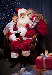 圣诞国王条款在节夜里向快乐儿童赠送圣诞礼物给快乐儿童树积极的节假日图片