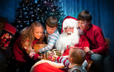 节假日后代积极的圣诞国王条款在节夜里向快乐儿童赠送圣诞礼物给快乐儿童图片