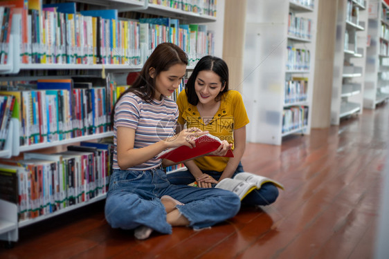 在图书馆一起学习的女同学图片