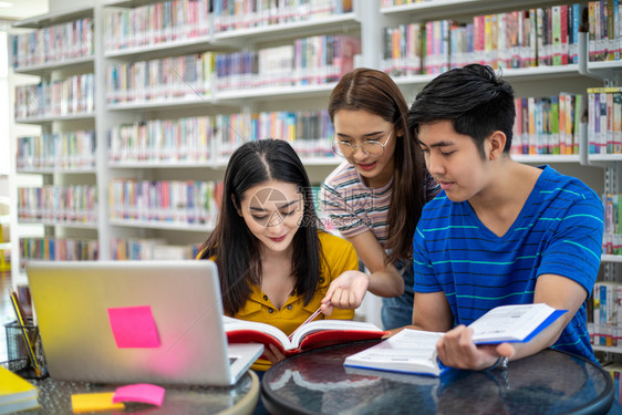 在图书馆一起讨论的学生图片