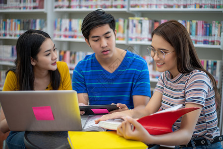 在图书馆一起探讨问题的学生图片