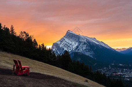 加拿大艾伯塔省班夫公园Rundle山和Banff镇的日出景色从通往Norquy山的道路上一个有利地点看出来冰俯瞰松树图片