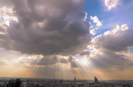 城市景观阳光的线穿透云层闪耀在天空中照着Bangkok市的景象创造出强烈的感觉准备迎接未来的一天复制空间选择焦点地平线多云的图片
