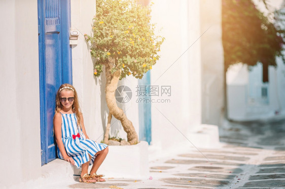 胡同圆顶在希腊穿白色衣服的女孩在Mykonos街上享受户外乐趣的希腊女孩LealandGird街道上的Greek传统村落Kid该图片