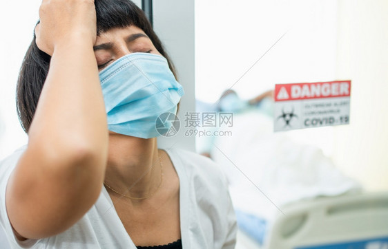 健康女士妻子站在隔离室前用手握住你的头在等待检查结果时她有焦虑症疾病治疗概念和冠状疫苗她正在等检查结果的到来医院图片