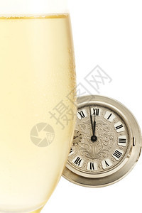 新的酒精古老手表在冷杯后面香槟用旧的手表在冷杯后面香槟以白色背景与世隔绝水晶图片